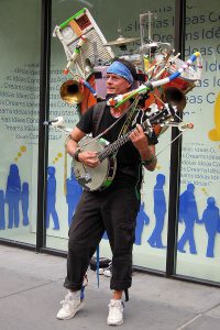 600px-one-man_band_street_performer_-_5